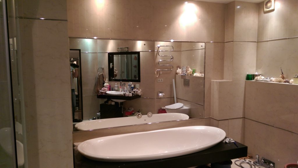 Большое зеркало в ванной комнате