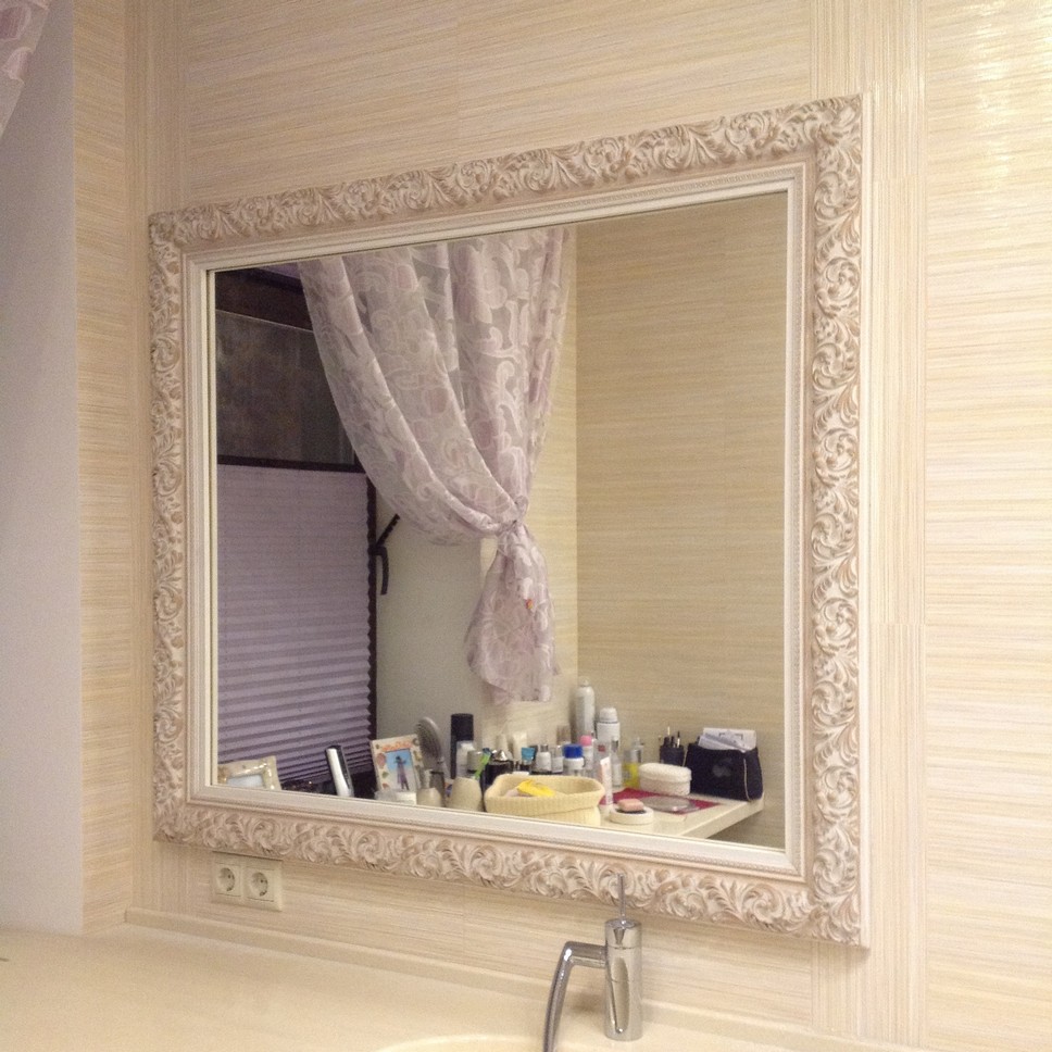 Зеркало в ванной комнате в белой раме